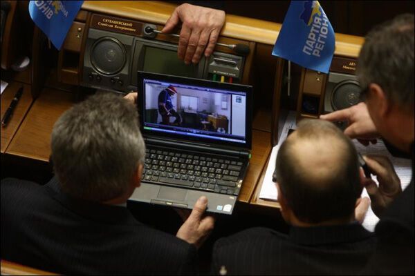 Пока Рада назначала выборы, регионалы смотрели кино
