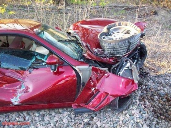 Ferrari попала под поезд!