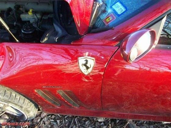 Ferrari попала под поезд!