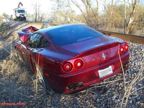 Ferrari попала под поезд!