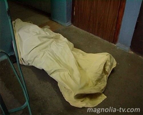 В парадном многоэтажки найден труп мужчины