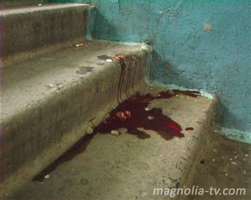 В парадном многоэтажки найден труп мужчины