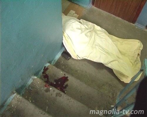 В парадном многоэтажки найден труп мужчины