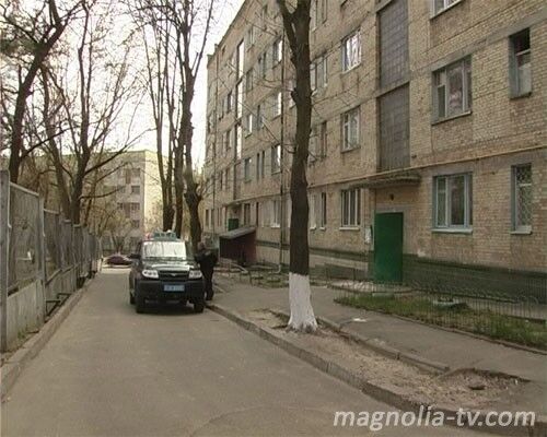 В парадном многоэтажки найден труп мужчины