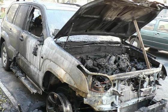 В Киеве сгорел дорогой внедорожник