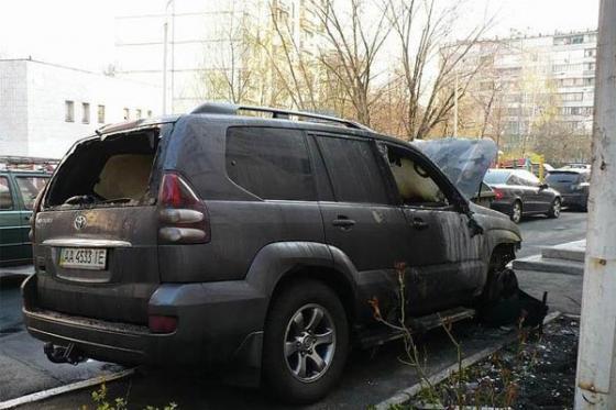 В Киеве сгорел дорогой внедорожник
