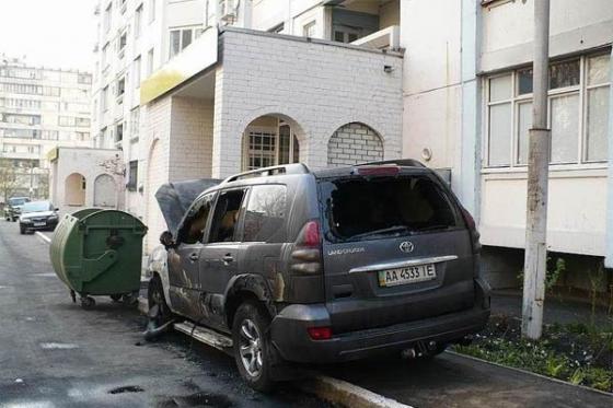 В Киеве сгорел дорогой внедорожник