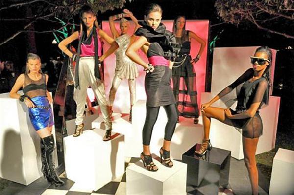 Показ мод "FASHIONscape": від японських традицій - до нарядів