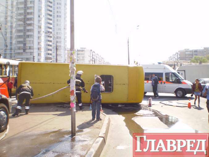 Перевернулась маршрутка, шесть пострадавших (ВИДЕО) 