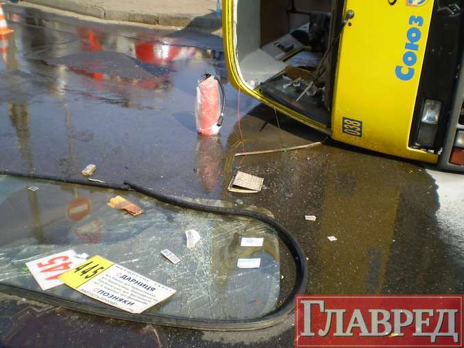 Перевернулась маршрутка, шесть пострадавших (ВИДЕО) 