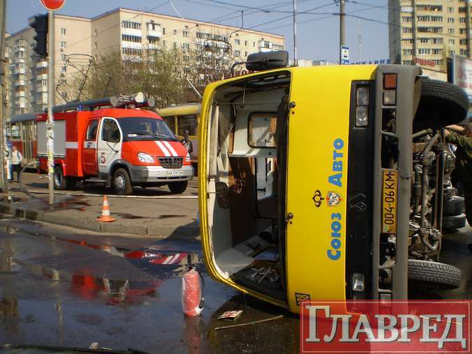 Перевернулась маршрутка, шесть пострадавших (ВИДЕО) 