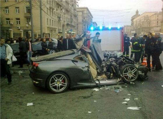 Дети банкиров разбились на Ferrari в центре Москвы