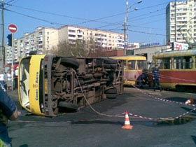 В Киеве трамвай перевернул маршрутку с пассажирами