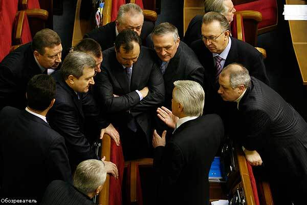 За ночь регионалы сломали стол Левочкина