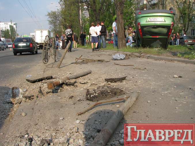 Невероятный кульбит от Ford, водителя спасло чудо