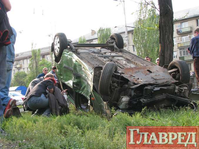 Невероятный кульбит от Ford, водителя спасло чудо