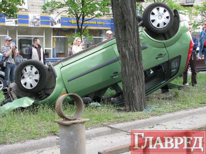 Невероятный кульбит от Ford, водителя спасло чудо