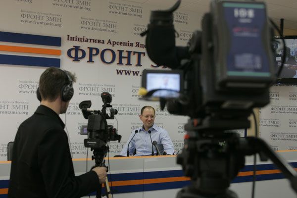 Яценюк предлагает отдать местным советам власть в регионах