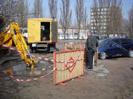 В Киеве провалился под землю еще один автомобиль