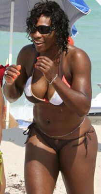 Теннисистка с самой большой грудью порезвилась на пляже (фото) 