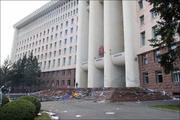 Весна. Кишинів. Опозиція