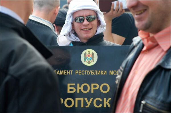 Весна. Кишинів. Опозиція