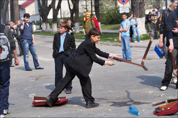 Весна. Кишинів. Опозиція