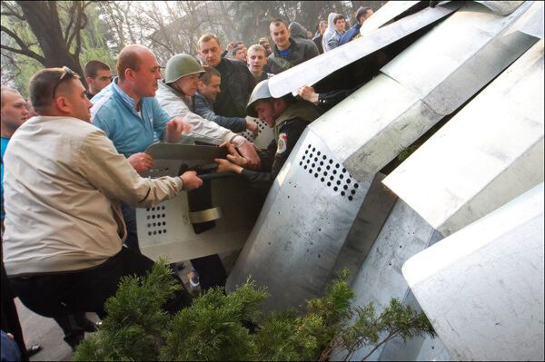 Весна. Кишинів. Опозиція