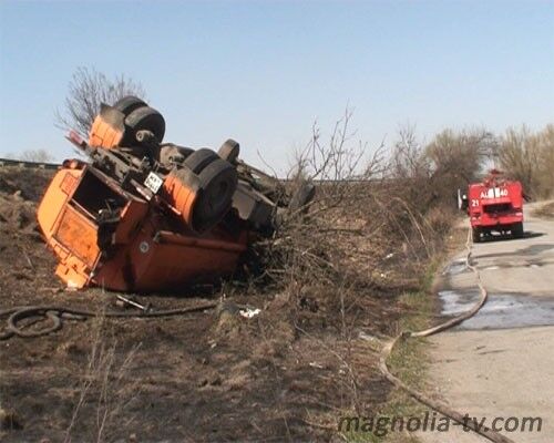 В Киевской области перевернулся бензовоз