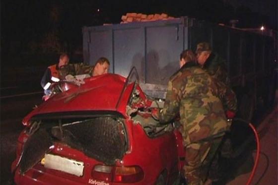 В Киеве Honda на полной скорости въехала в КАМАЗ