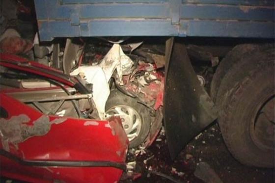 В Киеве Honda на полной скорости въехала в КАМАЗ