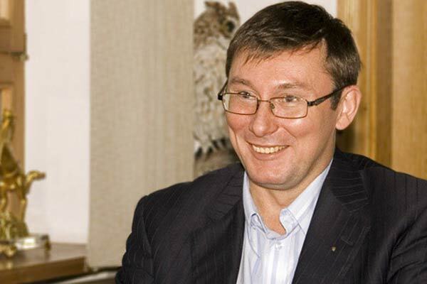 Луценко: сотрудница авиакомпании нахрюкала мне в лицо