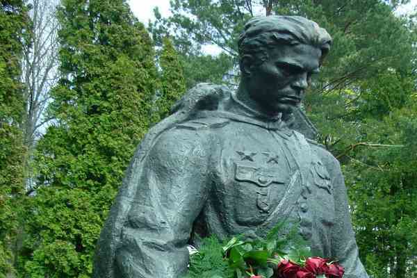 В Эстонии вновь надругались над памятником советским воинам