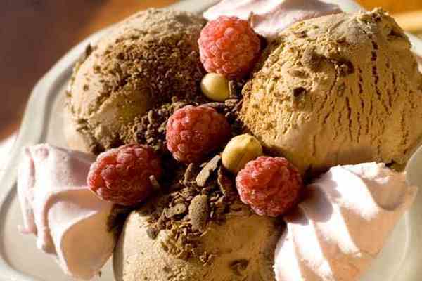 У Харкові 11 людей отруїлися морозивом