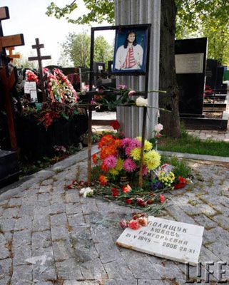 Вандалы разгромили могилу Любови Полищук
