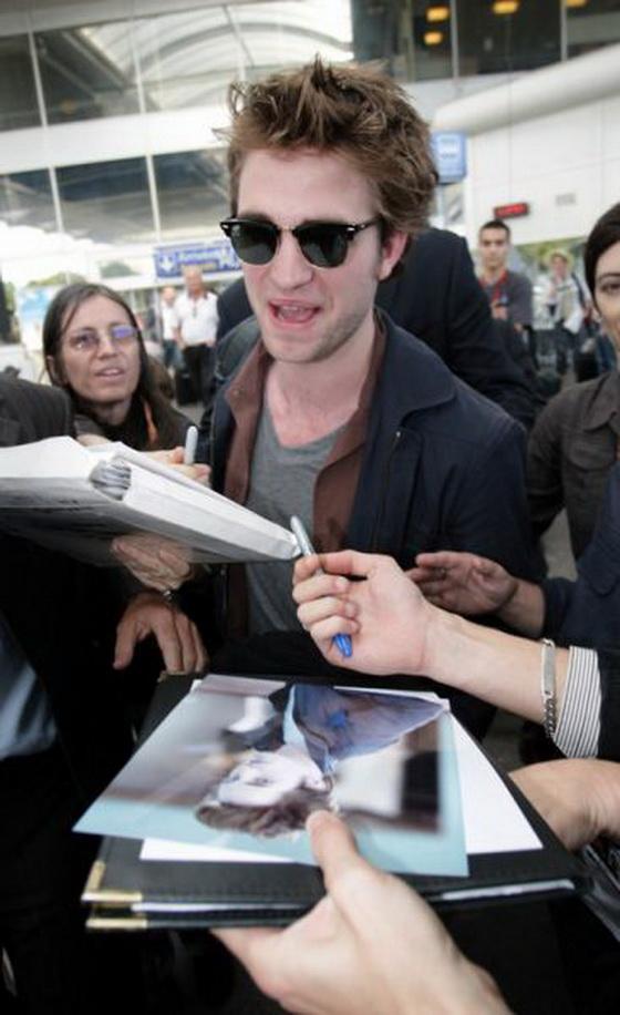 Красавчик Паттинсон тоже прилетел в Канны