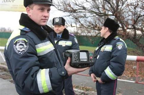 Пьяные студенты угнали такси и сбили гаишника