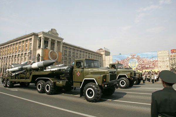 Ющенко подписался под проведением военного парада