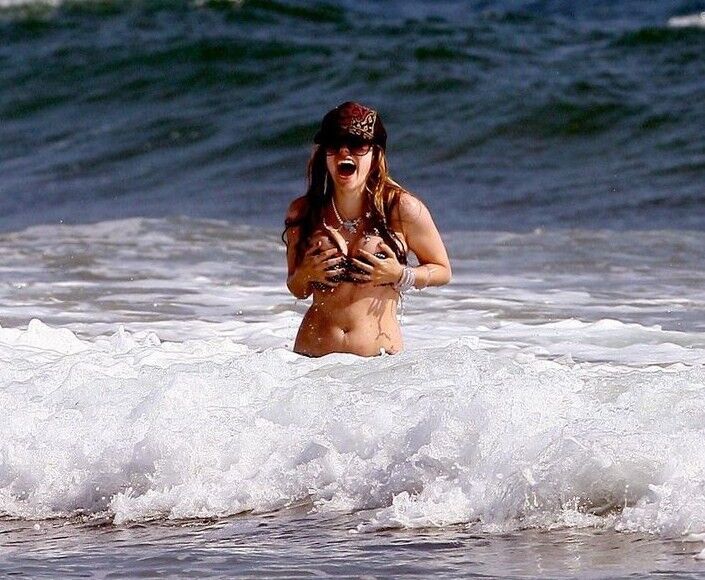 Аврил Лавин поправилась, но бикини одела