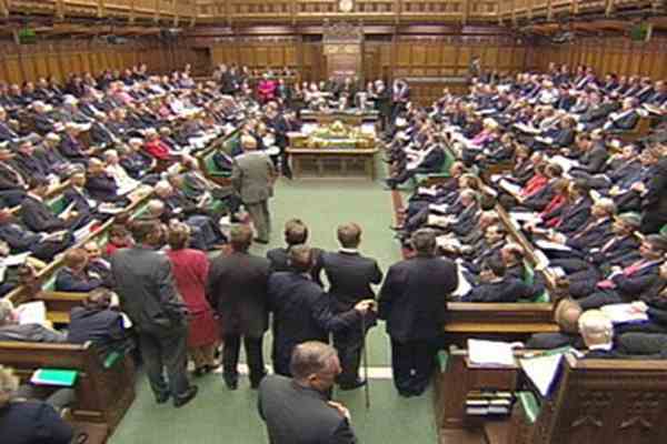 Дюжина британских депутатов подали в отставку