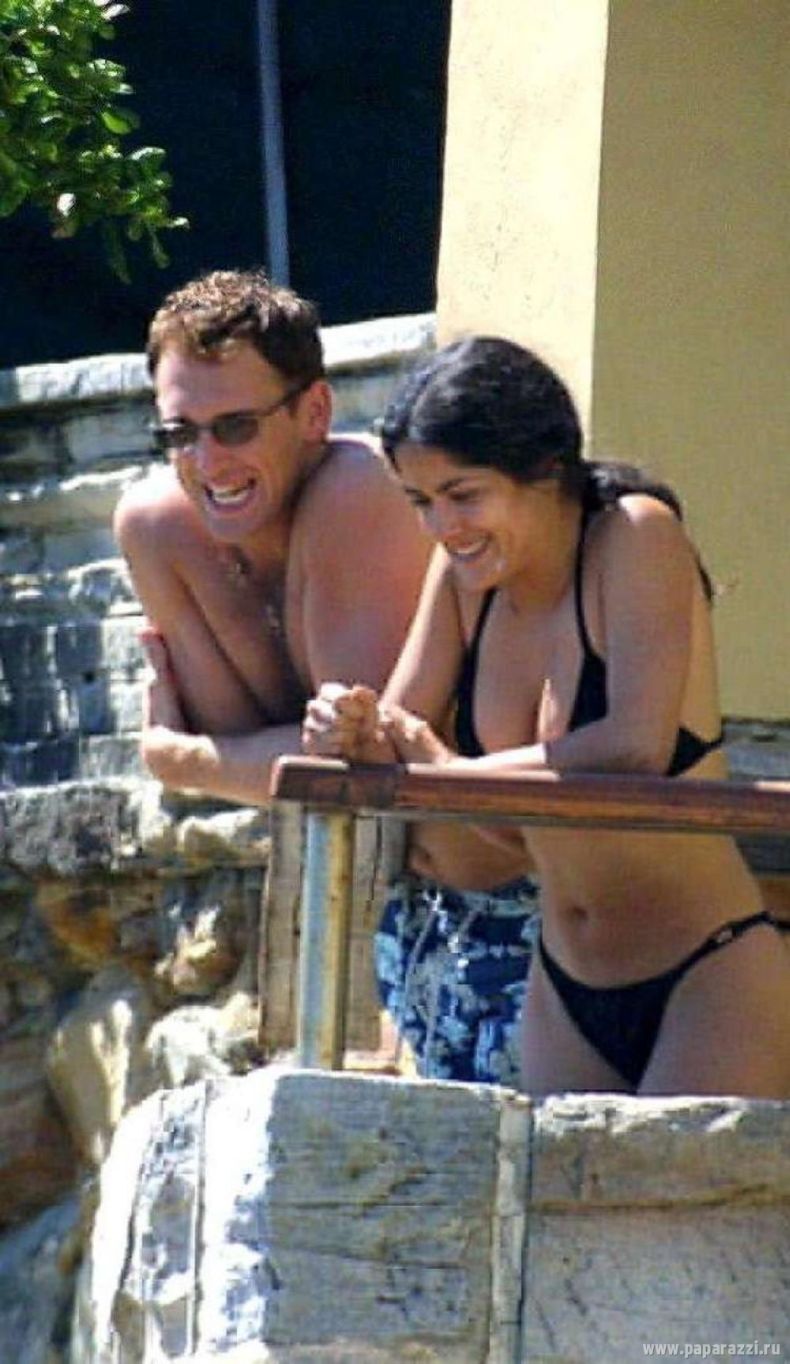 Сальма Хайек на балконе загорает в откровенном бикини