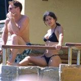 Сальма Хайек на балконе загорает в откровенном бикини