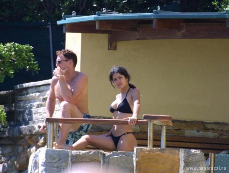 Сальма Хайек на балконе загорает в откровенном бикини