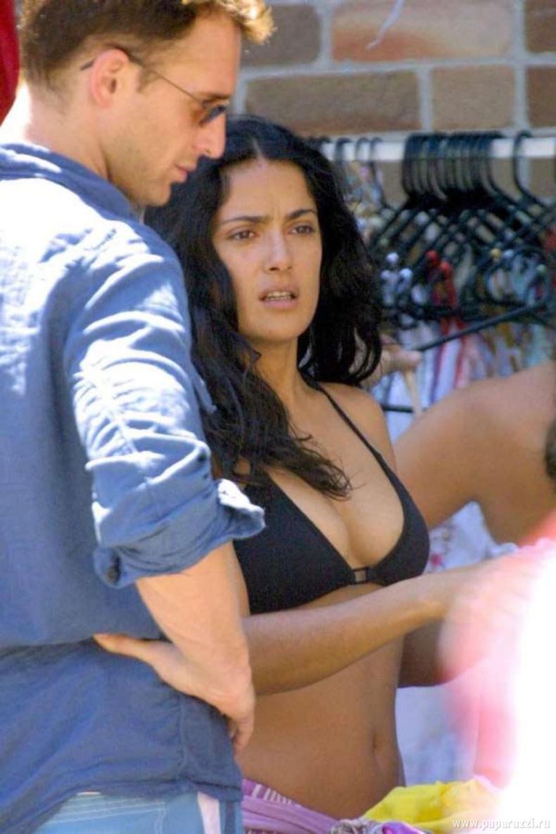 Сальма Хайек на балконе загорает в откровенном бикини