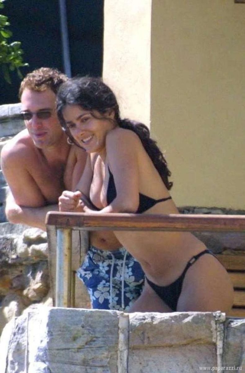 Сальма Хайек на балконе загорает в откровенном бикини