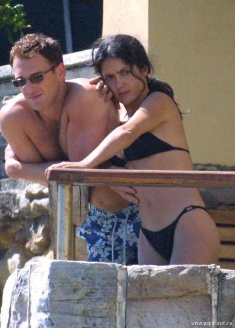 Сальма Хайек на балконе загорает в откровенном бикини