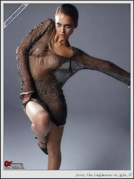 Джессика Альба любит свою грудь и прозрачные платья