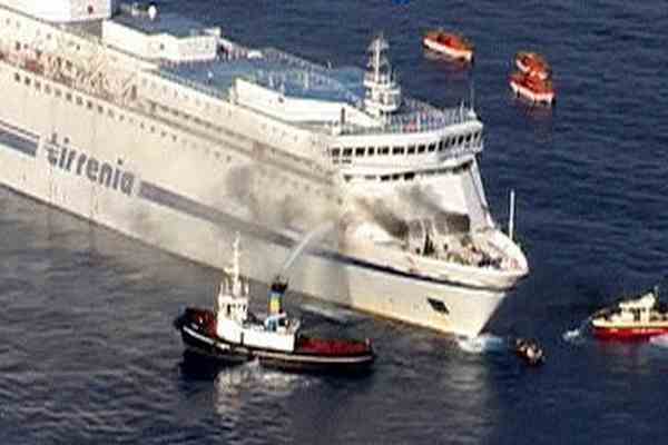 Полсотни человек госпитализированы после пожара на теплоходе