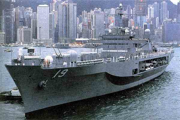 Корабли США угрожают китайцам пожарными шлангами
