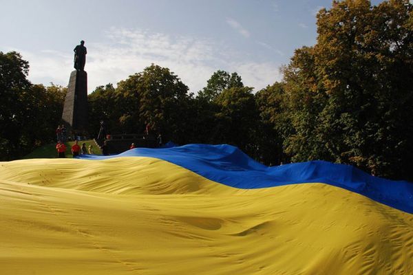 СБУ водрузила сине-желтый стяг на крымской вершине